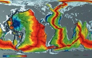 De ouderdom van de oceanische lithosfeer: rood is jonger, blauw is ouder. De ouderdom neemt toe naarmate men verder van de mid-oceanische ruggen afkomt.